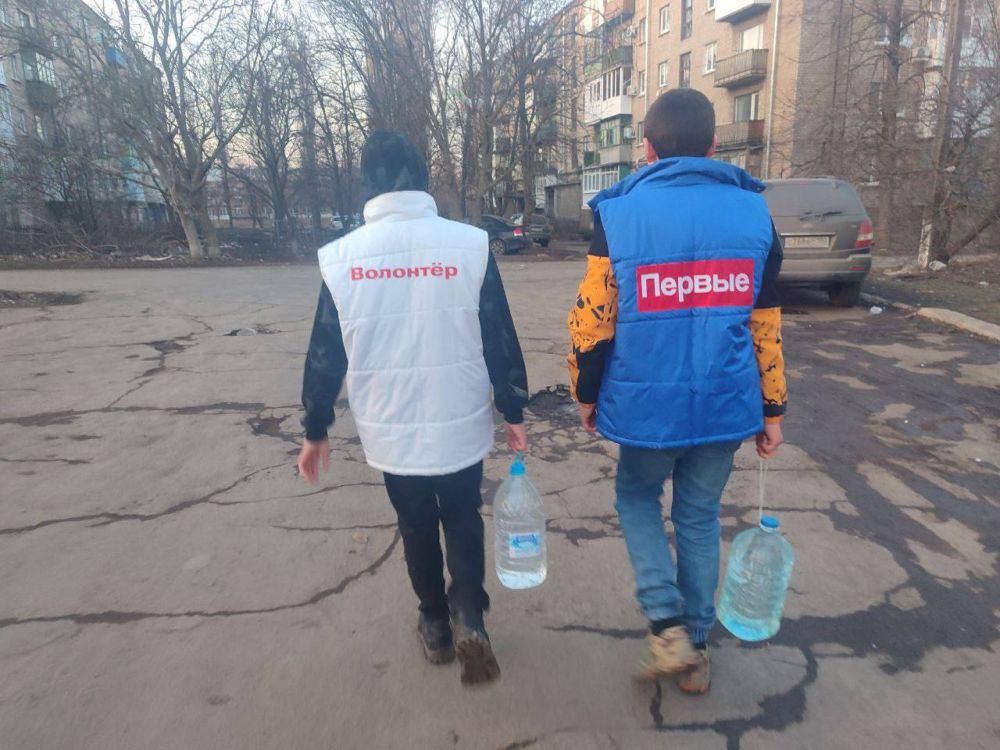 Эстафета добра. Первые Иловайска продолжают помогать жителям города, пополняя запасы питьевой воды Эстафета добра. Первые Иловайска продолжают помогать жителям города, пополняя запасы питьевой воды