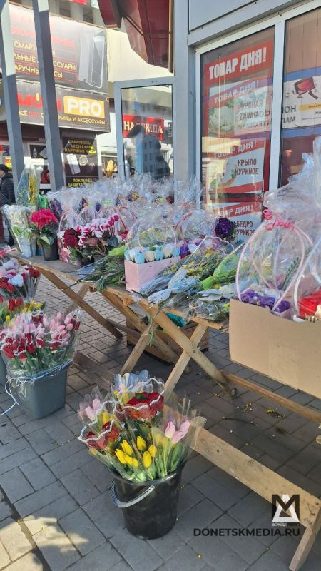 В воздухе витает особое настроение — Донецк готовится к празднику 8 марта В воздухе витает особое настроение — Донецк готовится к празднику 8 марта