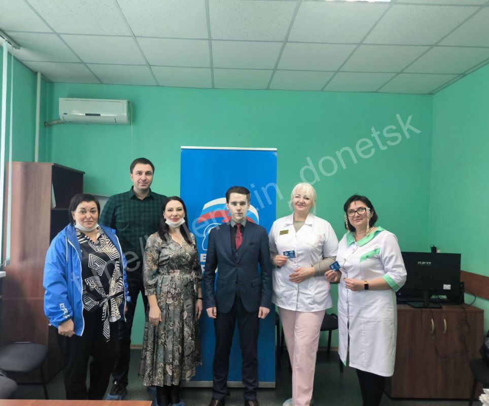 Алексей Кулемзин: Накануне самого прекрасного весеннего праздника - Международного женского дня Дончанкам вручили партийные билеты Алексей Кулемзин: Накануне самого прекрасного весеннего праздника - Международного женского дня Дончанкам вручили партийные билеты