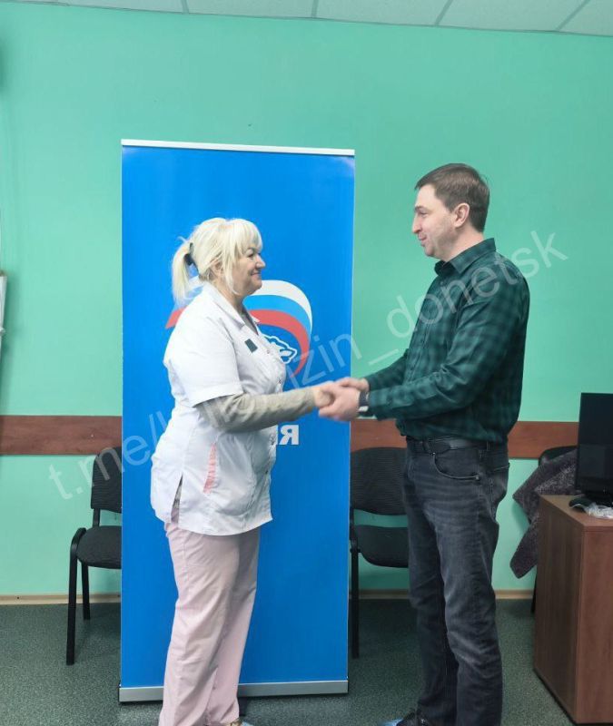 Алексей Кулемзин: Накануне самого прекрасного весеннего праздника - Международного женского дня Дончанкам вручили партийные билеты Алексей Кулемзин: Накануне самого прекрасного весеннего праздника - Международного женского дня Дончанкам вручили партийные билеты