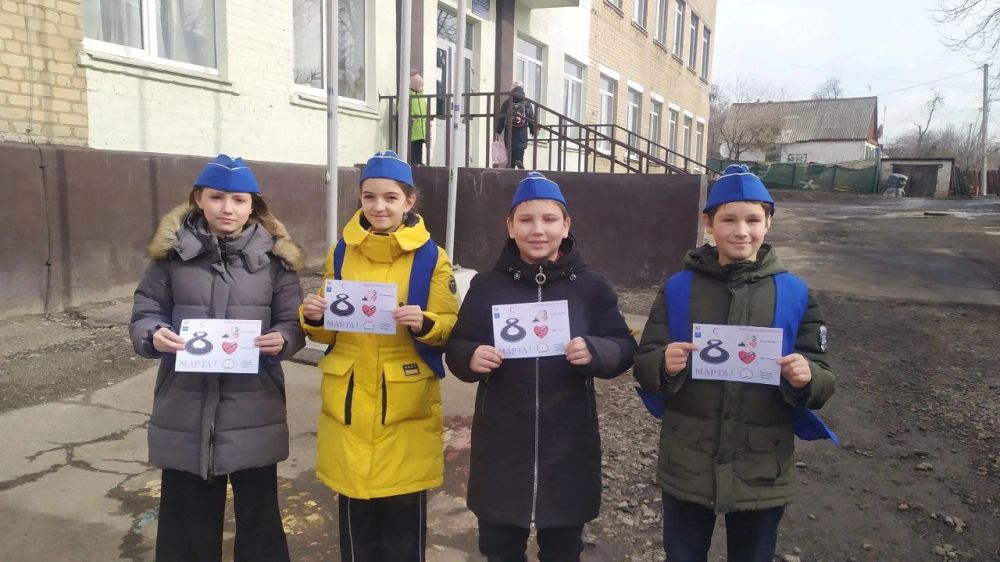 Юные снежнянцы поздравили женщин-автолюбительниц Юные снежнянцы поздравили женщин-автолюбительниц