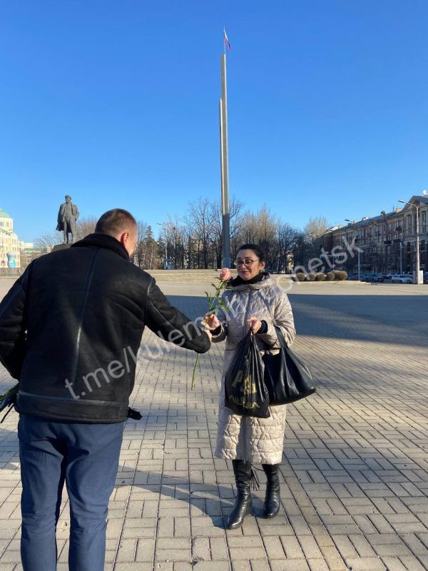 Алексей Кулемзин: Сегодня администрация городского округа Донецк приняла участие во Всероссийской акции «Вам, Любимые!» Алексей Кулемзин: Сегодня администрация городского округа Донецк приняла участие во Всероссийской акции «Вам, Любимые!»