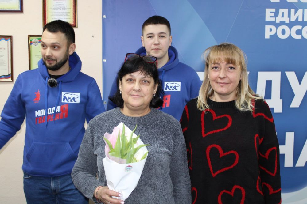 Представители молодежных организаций поздравили женщин Горловки с предстоящим 8 марта Представители молодежных организаций поздравили женщин Горловки с предстоящим 8 марта