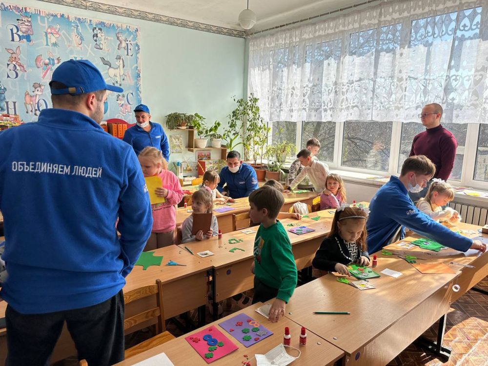 Волонтеры шеф-региона Нижегородской области, совместно с активной молодежью города провели мастер - класс для воспитанников ГКДОУ «Детский сад №17 Теремок» по изготовлению открыток к Волонтеры шеф-региона Нижегородской области, совместно с активной молодежью города провели мастер - класс для воспитанников ГКДОУ «Детский сад №17 Теремок» по изготовлению открыток к