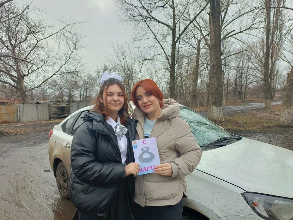 Юные снежнянцы поздравили женщин-автолюбительниц Юные снежнянцы поздравили женщин-автолюбительниц