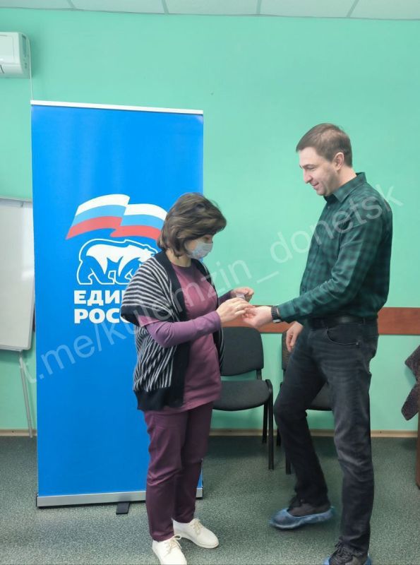 Алексей Кулемзин: Накануне самого прекрасного весеннего праздника - Международного женского дня Дончанкам вручили партийные билеты Алексей Кулемзин: Накануне самого прекрасного весеннего праздника - Международного женского дня Дончанкам вручили партийные билеты