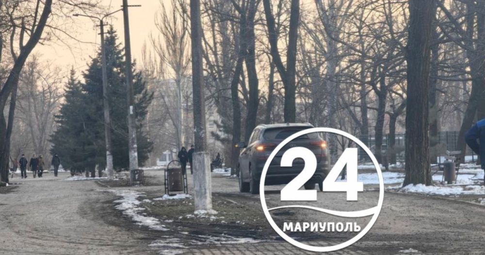 ПИШУТ ЧИТАТЕЛИ. Подписчик, пожелавший остаться неизвестным, написал в наш чат-бот о проблеме езды по тротуарам и парковках в неположенных местах (стилистика и орфография автора сохранена): Аллейка по Бульвару Богдана... ПИШУТ ЧИТАТЕЛИ. Подписчик, пожелавший остаться неизвестным, написал в наш чат-бот о проблеме езды по тротуарам и парковках в неположенных местах (стилистика и орфография автора сохранена): Аллейка по Бульвару Богдана...