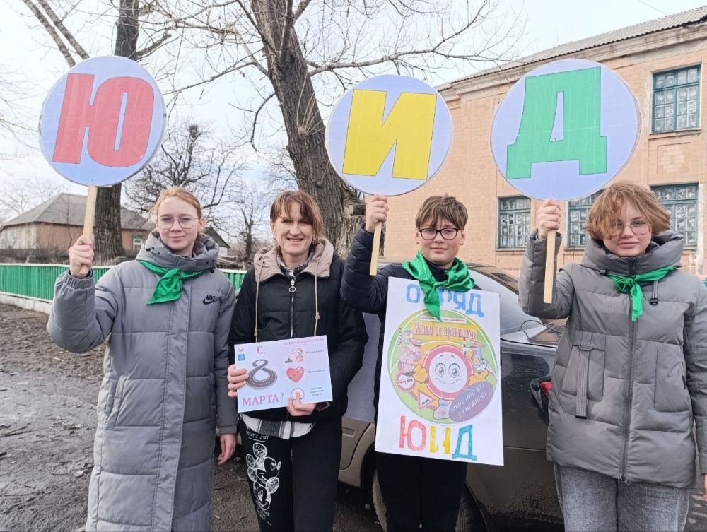 Юные снежнянцы поздравили женщин-автолюбительниц Юные снежнянцы поздравили женщин-автолюбительниц