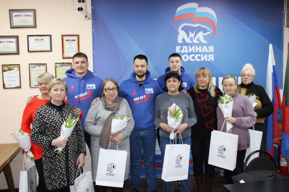 Представители молодежных организаций поздравили женщин Горловки с предстоящим 8 марта Представители молодежных организаций поздравили женщин Горловки с предстоящим 8 марта
