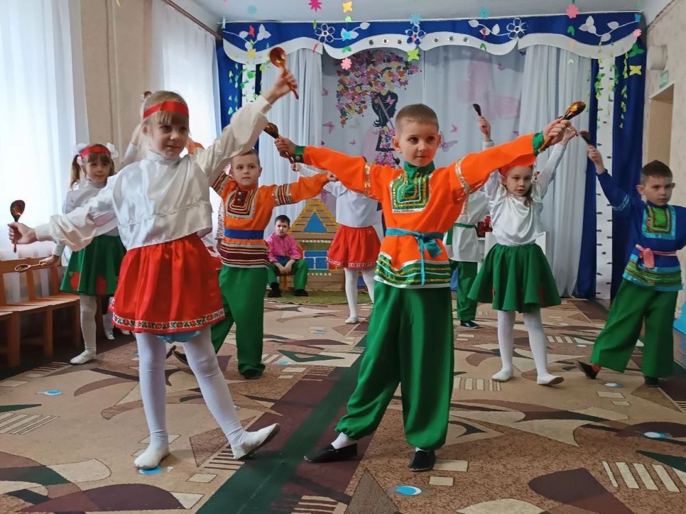 В детских садах Снежного отметили Международный женский день В детских садах Снежного отметили Международный женский день