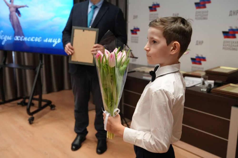 Александр Волошин: В преддверии 8 Марта в Представительстве ДНР в Москве состоялся вечер, посвящённый женщинам, которые своим трудом, заботой и самоотверженностью приближают Победу, оказывая помощь Донбассу и нашим бойцам Александр Волошин: В преддверии 8 Марта в Представительстве ДНР в Москве состоялся вечер, посвящённый женщинам, которые своим трудом, заботой и самоотверженностью приближают Победу, оказывая помощь Донбассу и нашим бойцам