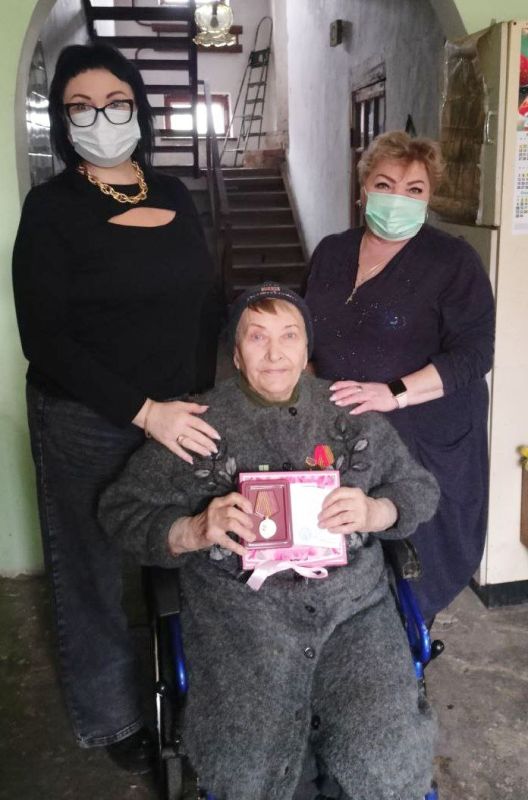 Наталья Бегуненко: В преддверии Международного женского дня, управляющий делами Управы Петровского внутригородского района Администрации городского округа Донецк Мацан Татьяна Александровна и председатель «Совета ветеранов... Наталья Бегуненко: В преддверии Международного женского дня, управляющий делами Управы Петровского внутригородского района Администрации городского округа Донецк Мацан Татьяна Александровна и председатель «Совета ветеранов...