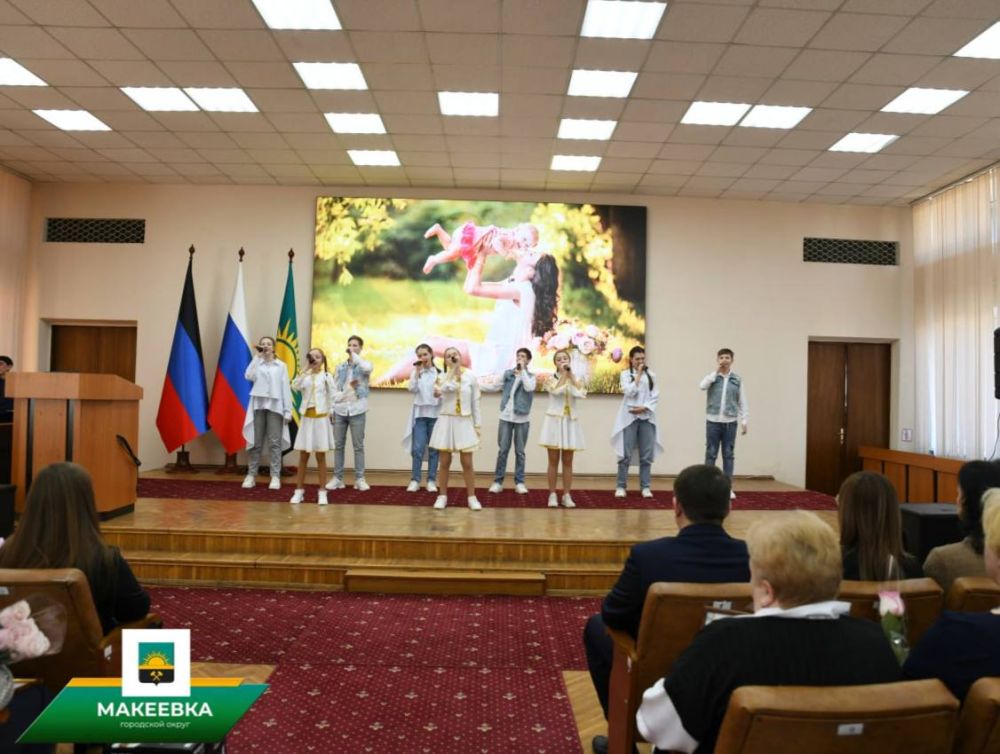 Макеевчанок поздравили с Международным женским днем Макеевчанок поздравили с Международным женским днем