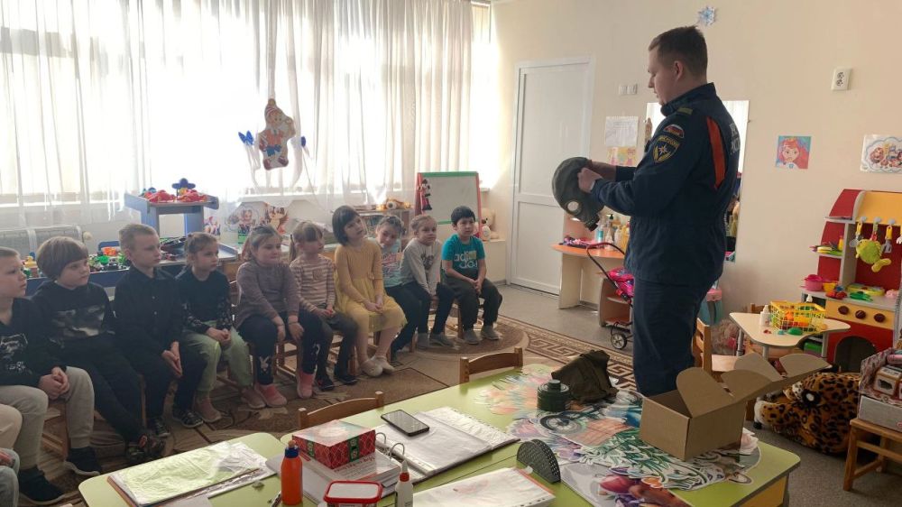 В МБДОУ КТ «Мангушский ясли-сад «Алиса» была проведена беседа представителем МЧС, приуроченная к празднованию Всемирного дня гражданской обороны, в ходе которой были рассмотрены темы по защите детей в чрезвычайных ситуациях В МБДОУ КТ «Мангушский ясли-сад «Алиса» была проведена беседа представителем МЧС, приуроченная к празднованию Всемирного дня гражданской обороны, в ходе которой были рассмотрены темы по защите детей в чрезвычайных ситуациях