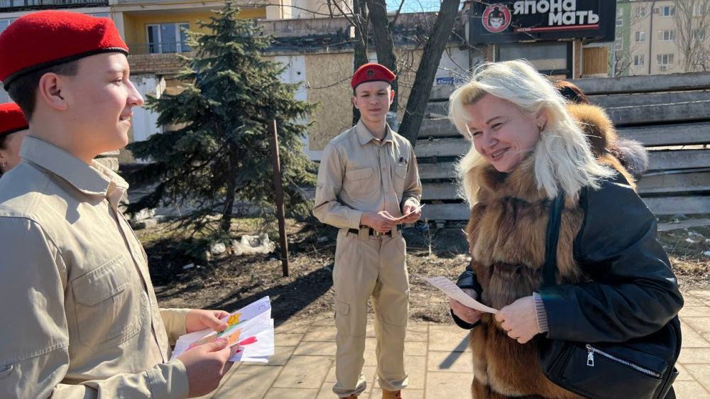 Юнармейцы Мариуполя поздравили женщин с 8 Марта Юнармейцы Мариуполя поздравили женщин с 8 Марта