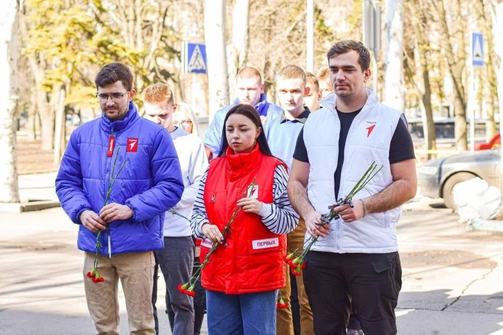 Молодежь Донецка возложила цветы к памятнику Зое Космодемьянской Молодежь Донецка возложила цветы к памятнику Зое Космодемьянской