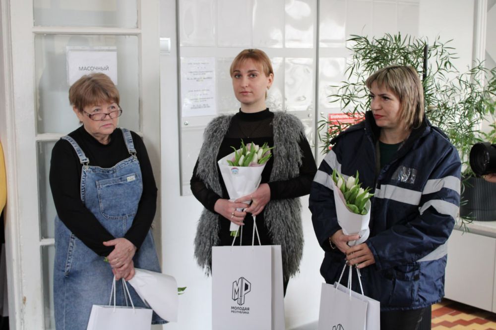 Представители молодежных организаций поздравили женщин Горловки с предстоящим 8 марта Представители молодежных организаций поздравили женщин Горловки с предстоящим 8 марта