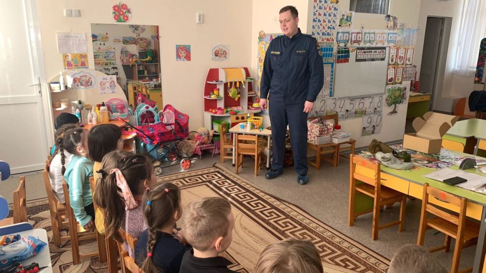 В МБДОУ КТ «Мангушский ясли-сад «Алиса» была проведена беседа представителем МЧС, приуроченная к празднованию Всемирного дня гражданской обороны, в ходе которой были рассмотрены темы по защите детей в чрезвычайных ситуациях В МБДОУ КТ «Мангушский ясли-сад «Алиса» была проведена беседа представителем МЧС, приуроченная к празднованию Всемирного дня гражданской обороны, в ходе которой были рассмотрены темы по защите детей в чрезвычайных ситуациях