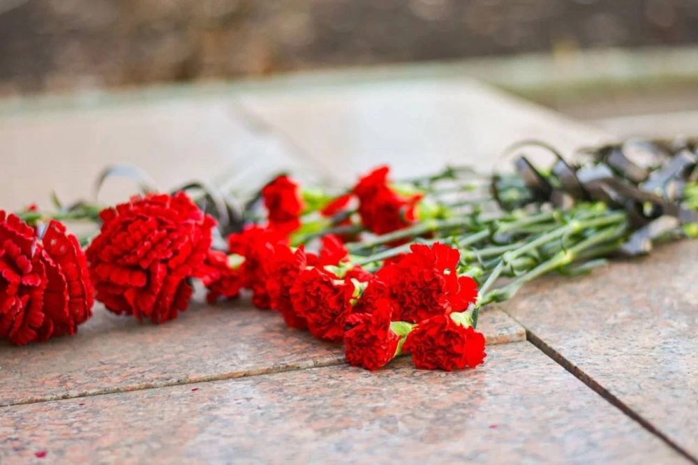 Молодежь Донецка возложила цветы к памятнику Зое Космодемьянской Молодежь Донецка возложила цветы к памятнику Зое Космодемьянской