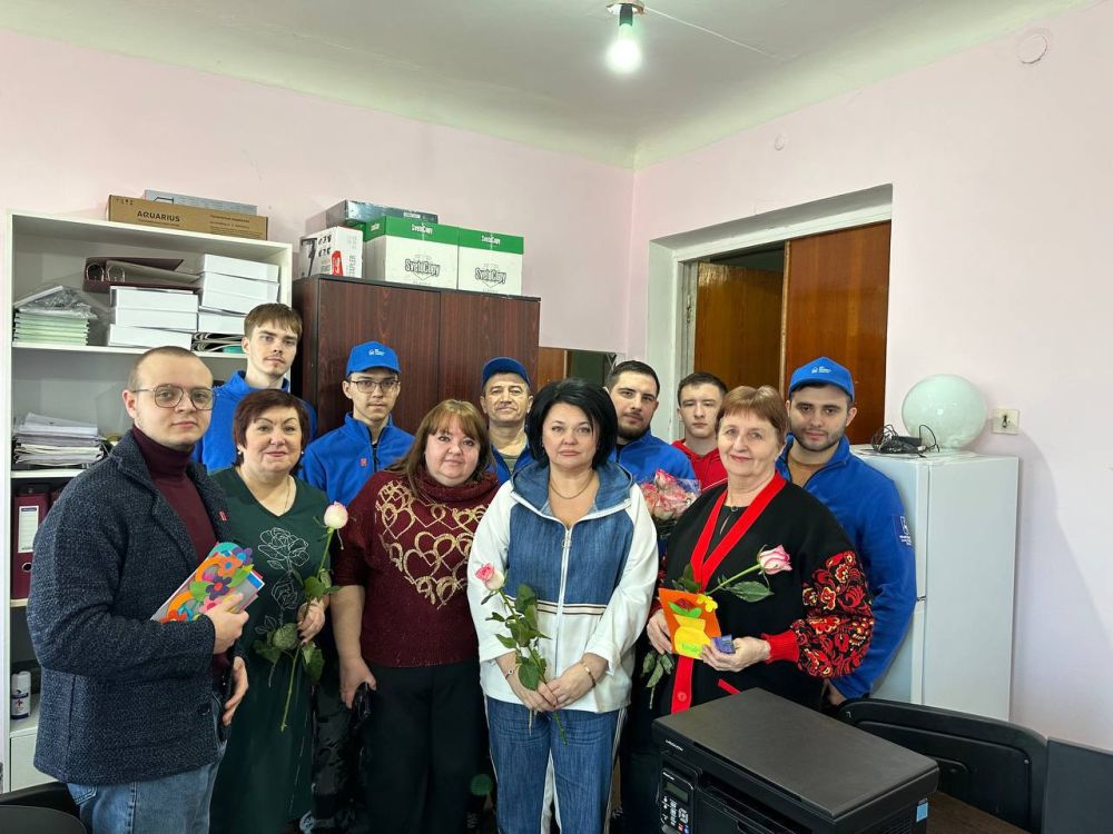 Поздравление женщин на рабочих местах Поздравление женщин на рабочих местах