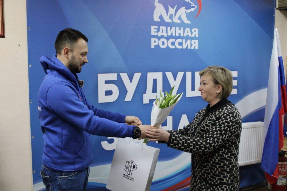 Представители молодежных организаций поздравили женщин Горловки с предстоящим 8 марта Представители молодежных организаций поздравили женщин Горловки с предстоящим 8 марта