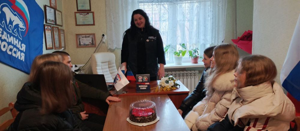 В преддверии Международного женского дня активисты РДДМ "Движения Первых" ГБОУ «Мироновская школа №10 г. о. Дебальцево» встретились с Анжеликой Сергеевной Россохой, возглавляющей местное отделение Общественного движения... В преддверии Международного женского дня активисты РДДМ "Движения Первых" ГБОУ «Мироновская школа №10 г. о. Дебальцево» встретились с Анжеликой Сергеевной Россохой, возглавляющей местное отделение Общественного движения...