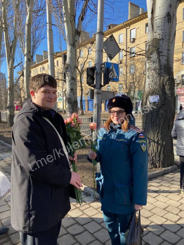 Алексей Кулемзин: Сегодня администрация городского округа Донецк приняла участие во Всероссийской акции «Вам, Любимые!» Алексей Кулемзин: Сегодня администрация городского округа Донецк приняла участие во Всероссийской акции «Вам, Любимые!»