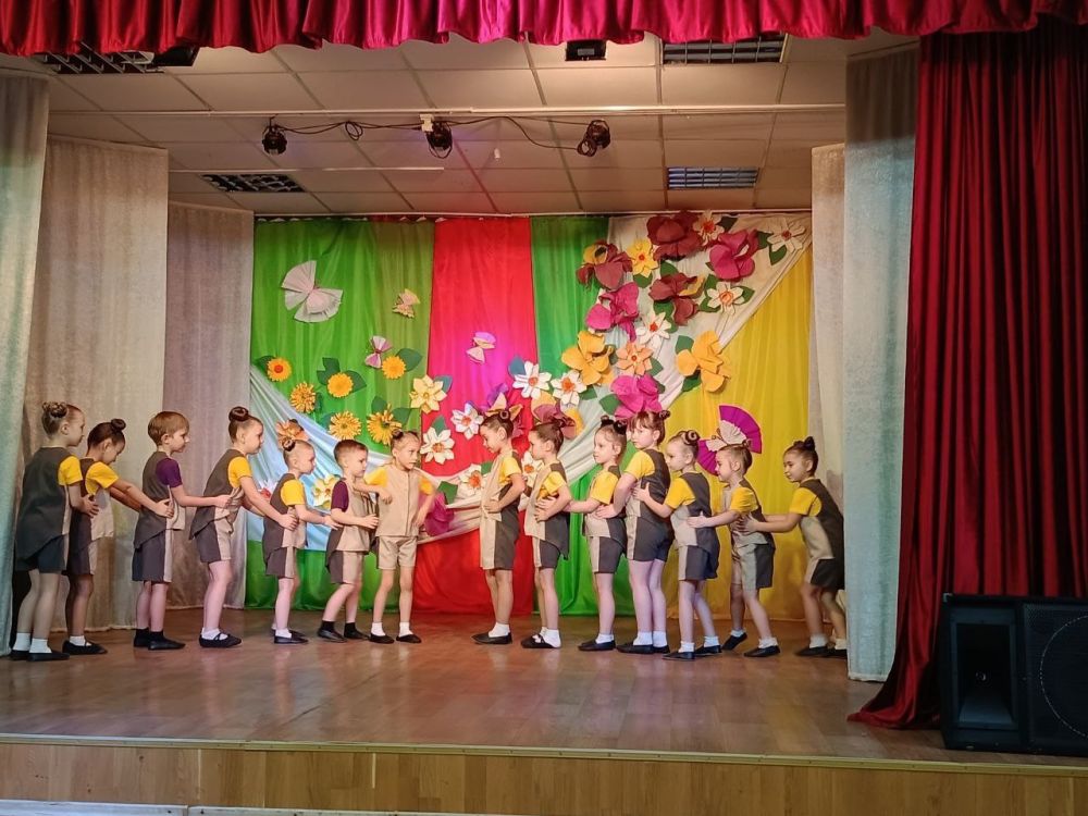 Праздник весны. В центре детского и юношеского творчества состоялся праздничный концерт, посвященный прекрасной половине человечества – «Она, никем не заменимая!» Праздник весны. В центре детского и юношеского творчества состоялся праздничный концерт, посвященный прекрасной половине человечества – «Она, никем не заменимая!»