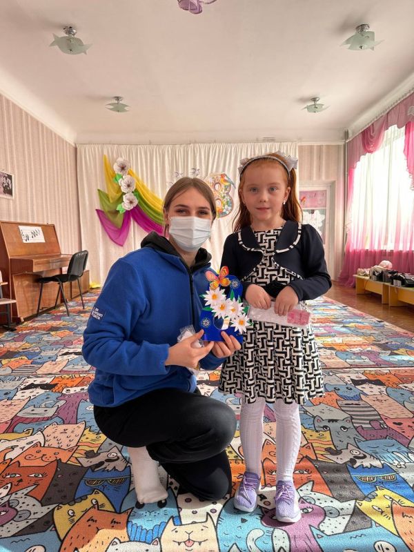 Волонтеры шеф-региона Нижегородской области, совместно с активной молодежью города провели мастер - класс для воспитанников ГКДОУ «Детский сад №17 Теремок» по изготовлению открыток к Волонтеры шеф-региона Нижегородской области, совместно с активной молодежью города провели мастер - класс для воспитанников ГКДОУ «Детский сад №17 Теремок» по изготовлению открыток к