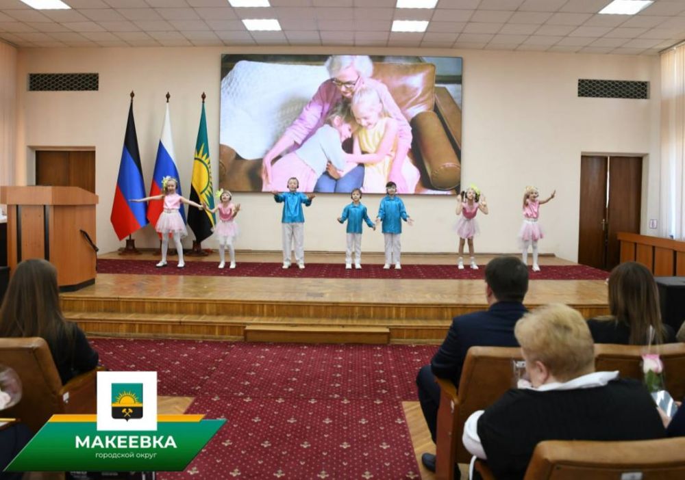 Макеевчанок поздравили с Международным женским днем Макеевчанок поздравили с Международным женским днем