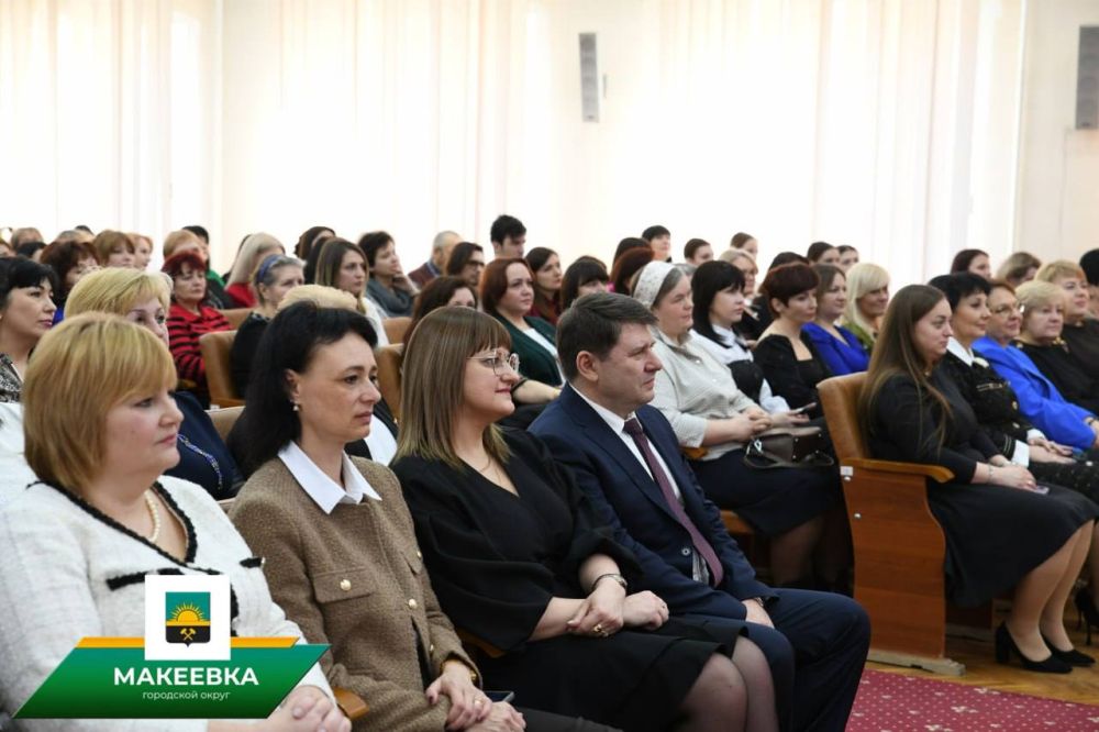 Макеевчанок поздравили с Международным женским днем Макеевчанок поздравили с Международным женским днем