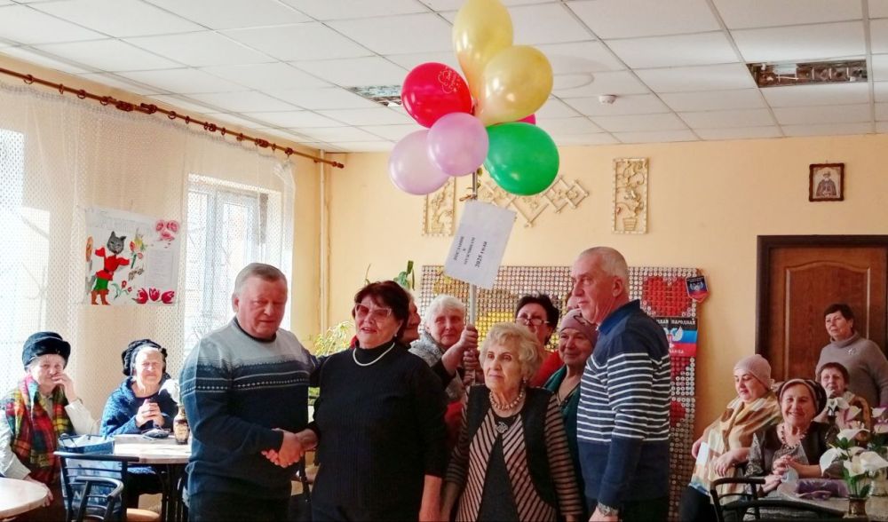 Наталья Бегуненко: В преддверии Международного женского дня, управляющий делами Управы Петровского внутригородского района Администрации городского округа Донецк Мацан Татьяна Александровна и председатель «Совета ветеранов... Наталья Бегуненко: В преддверии Международного женского дня, управляющий делами Управы Петровского внутригородского района Администрации городского округа Донецк Мацан Татьяна Александровна и председатель «Совета ветеранов...