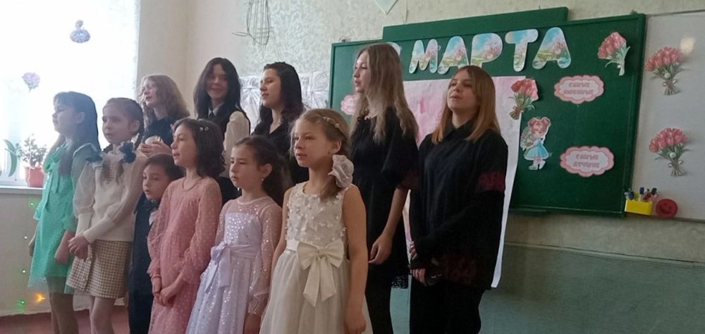 Праздничный концерт. В честь Международного женского дня в школах города Моспино состоялся тёплый и душевный концерт, посвящённый прекрасным женщинам – учителям, мамам и бабушкам Праздничный концерт. В честь Международного женского дня в школах города Моспино состоялся тёплый и душевный концерт, посвящённый прекрасным женщинам – учителям, мамам и бабушкам