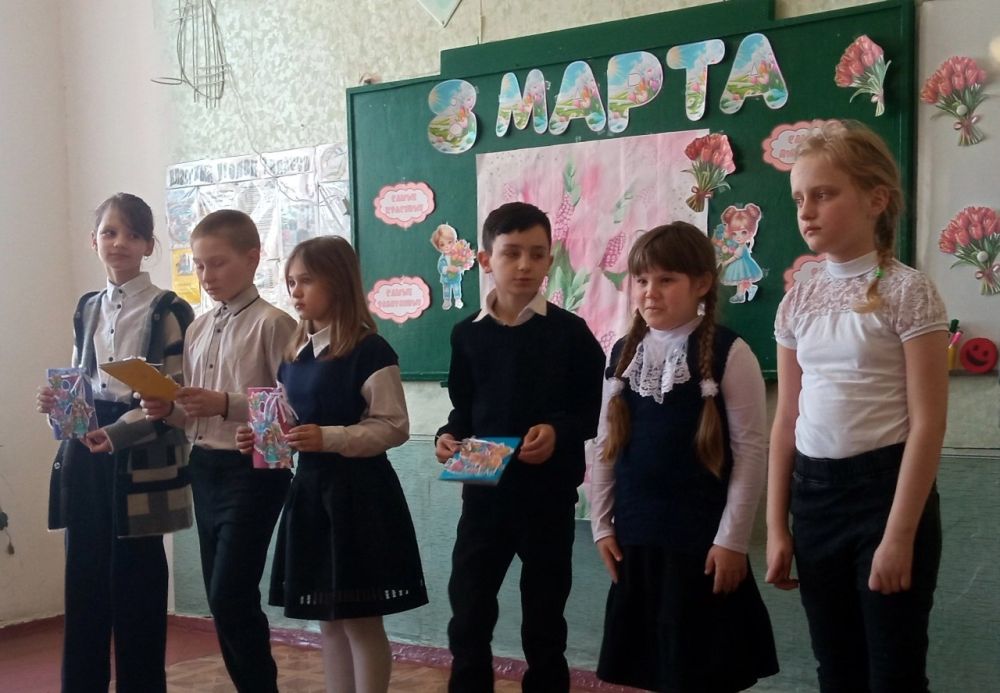 Праздничный концерт. В честь Международного женского дня в школах города Моспино состоялся тёплый и душевный концерт, посвящённый прекрасным женщинам – учителям, мамам и бабушкам Праздничный концерт. В честь Международного женского дня в школах города Моспино состоялся тёплый и душевный концерт, посвящённый прекрасным женщинам – учителям, мамам и бабушкам