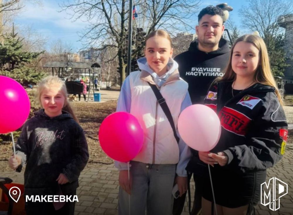 С праздником, дамы!. К Международному женскому дню в городах Республики Молодогвардейцы проводили различные мероприятия: раздавали открытки, воздушные шары и цветы, организовывали мастер-классы и посещали больницы С праздником, дамы!. К Международному женскому дню в городах Республики Молодогвардейцы проводили различные мероприятия: раздавали открытки, воздушные шары и цветы, организовывали мастер-классы и посещали больницы