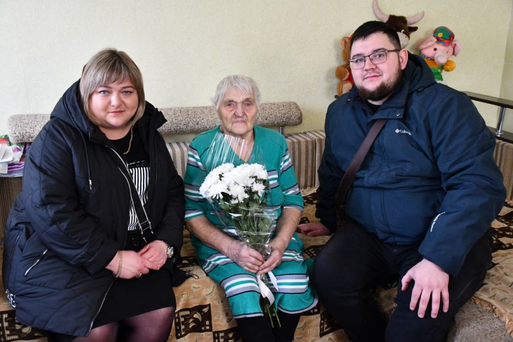 Сергей Желновач: Отдел опеки и попечительства администрации городского округа Дебальцево Донецкой Народной Республики поздравил мать-героиню Писареву Лидию Ивановну, которая воспитала 10 детей Сергей Желновач: Отдел опеки и попечительства администрации городского округа Дебальцево Донецкой Народной Республики поздравил мать-героиню Писареву Лидию Ивановну, которая воспитала 10 детей