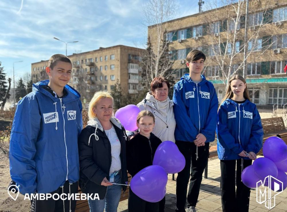 С праздником, дамы!. К Международному женскому дню в городах Республики Молодогвардейцы проводили различные мероприятия: раздавали открытки, воздушные шары и цветы, организовывали мастер-классы и посещали больницы С праздником, дамы!. К Международному женскому дню в городах Республики Молодогвардейцы проводили различные мероприятия: раздавали открытки, воздушные шары и цветы, организовывали мастер-классы и посещали больницы