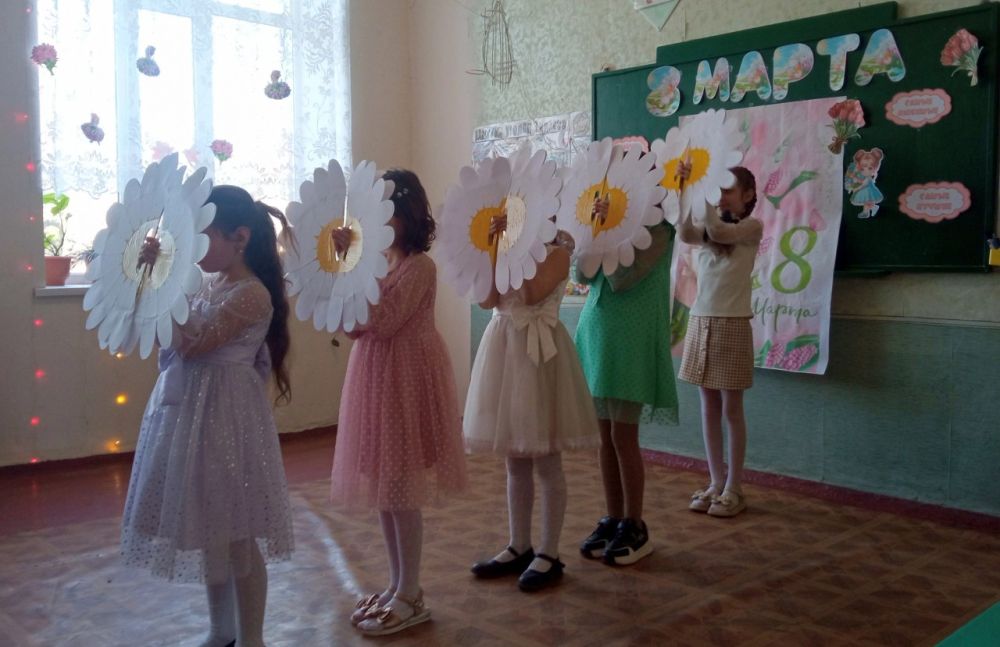 Праздничный концерт. В честь Международного женского дня в школах города Моспино состоялся тёплый и душевный концерт, посвящённый прекрасным женщинам – учителям, мамам и бабушкам Праздничный концерт. В честь Международного женского дня в школах города Моспино состоялся тёплый и душевный концерт, посвящённый прекрасным женщинам – учителям, мамам и бабушкам