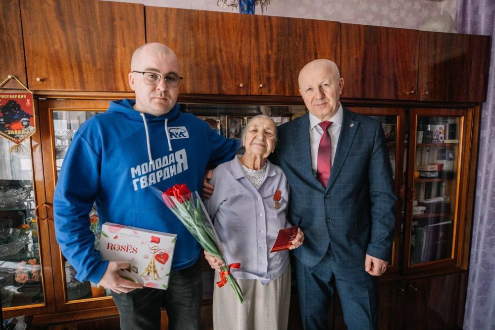 Мариуполь. Молодогвардейцы вместе с временно исполняющим полномочия главы региона Мариуполь. Молодогвардейцы вместе с временно исполняющим полномочия главы региона