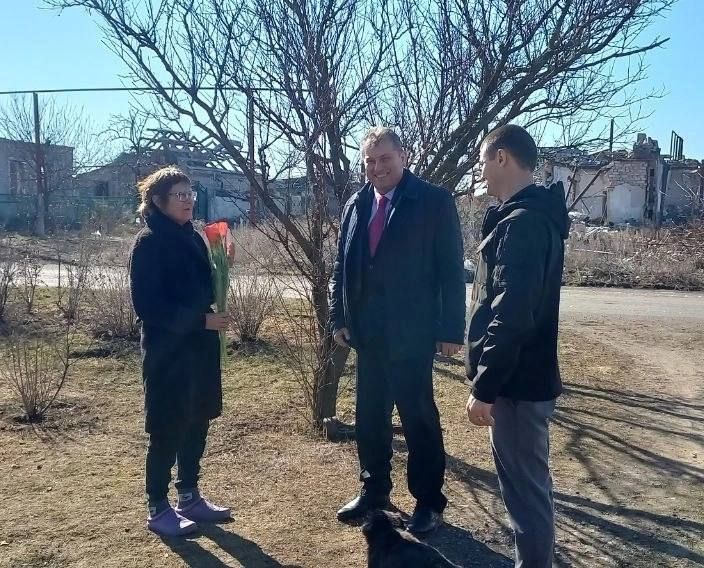Жительницы Угледара и Павловки в ДНР получили поздравления к 8 Марта Жительницы Угледара и Павловки в ДНР получили поздравления к 8 Марта