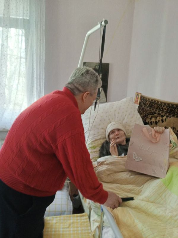 От лица депутата Народного Совета Донецкой Народной Республики Анны Железной, при участии председателя Совета Ветеранов Киевского района Валентины Дробышевой, поздравили заслуженных женщин района, переживших не одну войну... От лица депутата Народного Совета Донецкой Народной Республики Анны Железной, при участии председателя Совета Ветеранов Киевского района Валентины Дробышевой, поздравили заслуженных женщин района, переживших не одну войну...