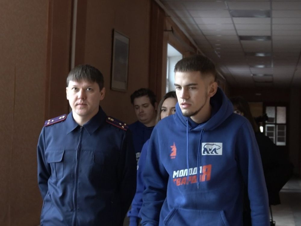 Сотрудники регионального следственного управления в 8 марта поздравили женщин, находящихся в пункте временного размещения в Донецке Сотрудники регионального следственного управления в 8 марта поздравили женщин, находящихся в пункте временного размещения в Донецке