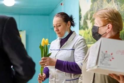 «Они надежная опора нашего тыла»: Добровольцы из «Ресурсного центра» поздравили женщин ДНР с 8 Марта «Они надежная опора нашего тыла»: Добровольцы из «Ресурсного центра» поздравили женщин ДНР с 8 Марта