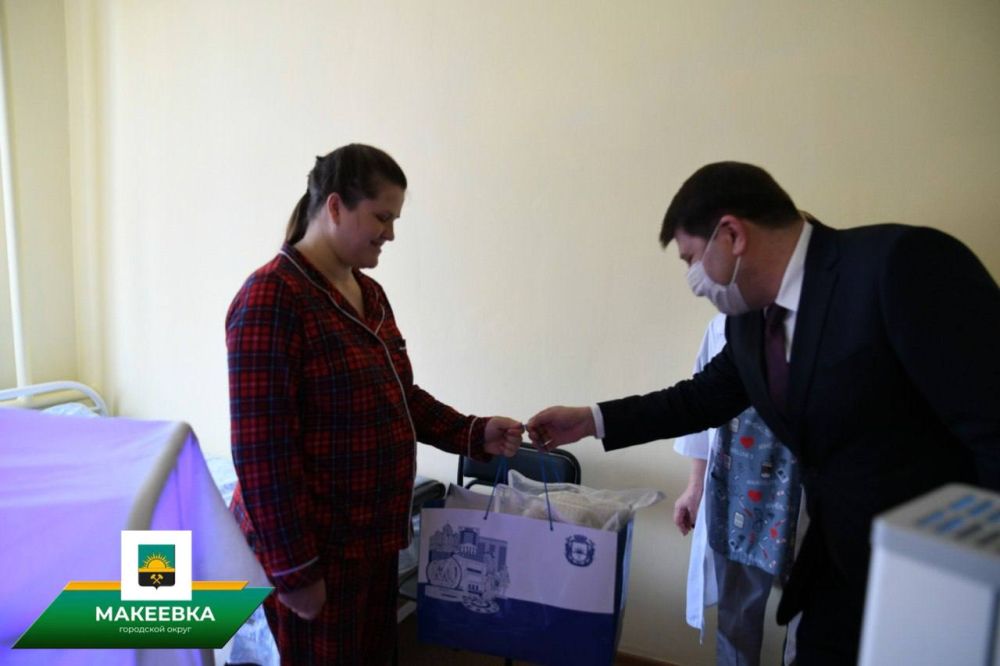 Глава Макеевки поздравил рожениц с Международным женским днём Глава Макеевки поздравил рожениц с Международным женским днём