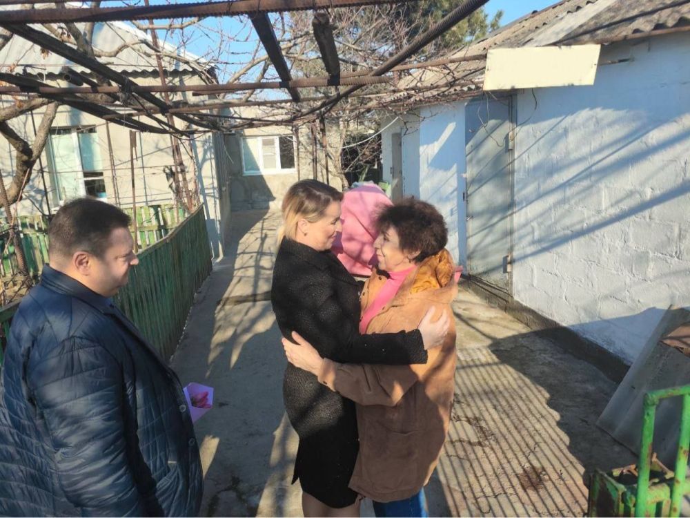 Накануне Международного женского дня депутат Народного Совета ДНР Кульбацкая Клавдия Юрьевна совместно в руководителем Управы Орджоникидзевского внутригородского района Овсиенко Игорем Анатольевичем поздравили маму ветерана... Накануне Международного женского дня депутат Народного Совета ДНР Кульбацкая Клавдия Юрьевна совместно в руководителем Управы Орджоникидзевского внутригородского района Овсиенко Игорем Анатольевичем поздравили маму ветерана...