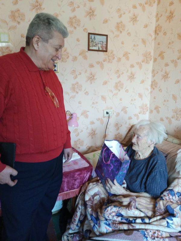 От лица депутата Народного Совета Донецкой Народной Республики Анны Железной, при участии председателя Совета Ветеранов Киевского района Валентины Дробышевой, поздравили заслуженных женщин района, переживших не одну войну... От лица депутата Народного Совета Донецкой Народной Республики Анны Железной, при участии председателя Совета Ветеранов Киевского района Валентины Дробышевой, поздравили заслуженных женщин района, переживших не одну войну...