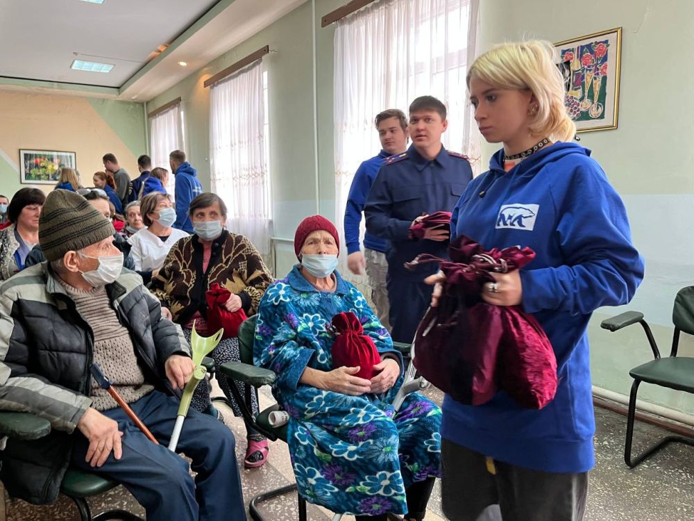 Сотрудники регионального следственного управления в 8 марта поздравили женщин, находящихся в пункте временного размещения в Донецке Сотрудники регионального следственного управления в 8 марта поздравили женщин, находящихся в пункте временного размещения в Донецке