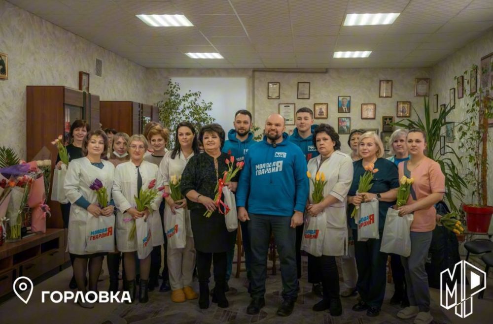 С праздником, дамы!. К Международному женскому дню в городах Республики Молодогвардейцы проводили различные мероприятия: раздавали открытки, воздушные шары и цветы, организовывали мастер-классы и посещали больницы С праздником, дамы!. К Международному женскому дню в городах Республики Молодогвардейцы проводили различные мероприятия: раздавали открытки, воздушные шары и цветы, организовывали мастер-классы и посещали больницы