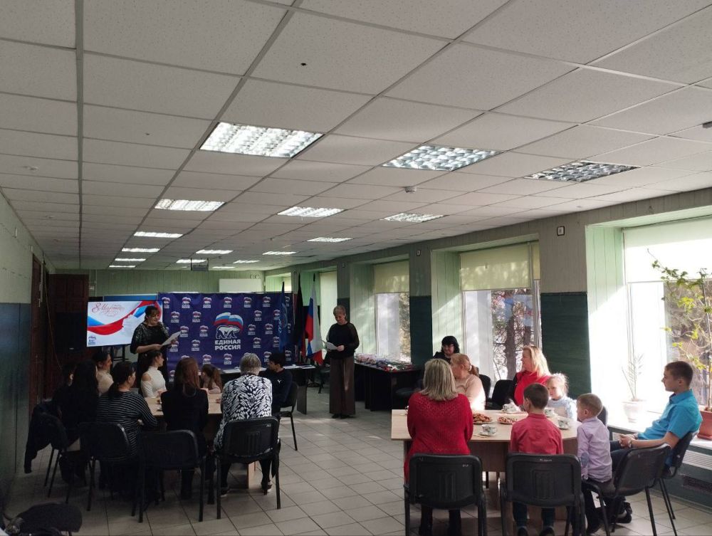 Самым добрым, чутким, нежным, заботливым, трудолюбивым, и конечно же, самым красивым, нашим мамам! Самым добрым, чутким, нежным, заботливым, трудолюбивым, и конечно же, самым красивым, нашим мамам!