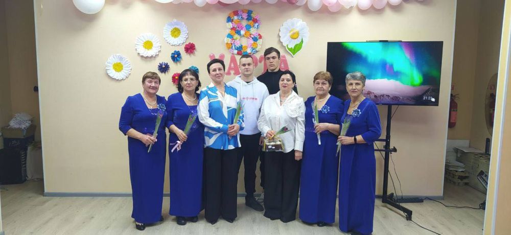 В Портовском сельском клубе женщин с Международным женским днём поздравил вокальный ансамбль «Надежда» В Портовском сельском клубе женщин с Международным женским днём поздравил вокальный ансамбль «Надежда»